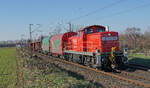 Lokomotive 294 817-2 am 01.03.2023 mit einem Güterzug in Kaarst.