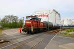 DB Cargo V90 294 733-1 Rangiert Kesselwagen in Hanau Hafen am 01.05.23 von einen Gehweg aus fotografiert