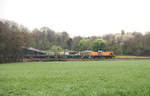 295 057 der Bocholter Eisenbahn Gesellschaft mit einem mit Kupferplatten beladenen Güterzug.
