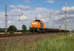 295 057-4 der Bocholter Eisenbahn mit Rungenwagen in Fahrtrichtung Wunstorf. Aufgenommen in Dedensen-Gümmer am 29.07.2015.