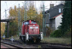 DB 295002-0 rangiert hier am 1.11.2005 im Bahnhof Hasbergen. Rechts ist der ehemalige Personenbahnhof der Georgsmarien Hütten Eisenbahn zu sehen, der heute von der AWO genutzt wird.