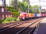 295 078-1 mit einem langen Containerzug in Hamburg-Harburg.