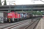 Mit einem langen und schweren  Chemie -Zug aus dem Hamburger Hafen fuhr am Abend des 18.07.2019 die 295 012-9 durch den Bahnhof von Hamburg Harburg in Richtung Rangierbahnhof Maschen.