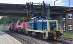 DB Cargo AG (D) mit dem Lokzug Railsystems RP  295 041-8  (NVR:  9880 3 295 041-8 D-RPRS ) mit  261 027-7  (NVR:  92 80 1261 027-7 D-DB ) +  295 044-2  (NVR:  9880 3 295 044-2 D-DB ) am Haken am
