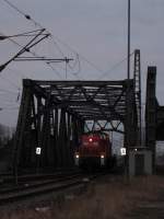 295 019-4 steht am 31.01.09 auf einer Brcke im Spreehafen und wird gleich in den dahinter liegenden Hgbf Hamburg-Sd rangieren.