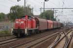 295 068-1 mit gemischten Gterwagen fuhr am 21.08.2009 durch den S-Bahnhof Hannover Linden/Fischerhof.