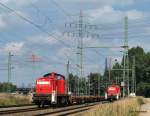 Whrend 295 078-0 vor einem roten Signal steht, kommt 295 084-8 mit einem bergabezug aus Hamburg-Waltershof und bringt diesen ersteinmal in den Rbf Alte-Sderelbe.