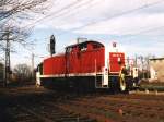 Drei Lackierungen der V90: 295 074-9 auf Bahnhof Salzbergen am 9-12-2000.