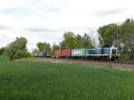 295 088 schiebt einem Containerzug am 16.05.14 an der Schöpsdrehe bei Plauen/V.