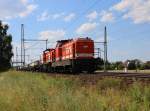 Schwer zu ziehen hatten die RVM Loks 28 (423 013-2) und 61 (295 953-4) als sie einen mit Betonteilen beladenen Zug in Richtung Seelze bei Dedensen-Gümmer mit viel Radau vorbeizogen. Aufgenommen am 23.07.2014.