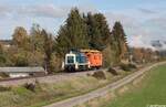 Die Railsystems RP 295 067 kam am Morgen des 29. Oktober 2026 mit einem Oberleitungswagen �ber die Alemannenbahn von Rottweil in Richtung Villingen, hier passiert die V90 gerade Lauffen. 