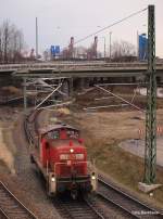 295 065-7 kommt am 27.02.10 als Lz aus Altenwerder und passiert hier gerade die Kurve kurz vor der Einfahrt in den Rbf Alte Sderelbe.