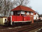 295 079-8 fr das schne Stellwerk von Emden Auenhafen am 7-4-2001.