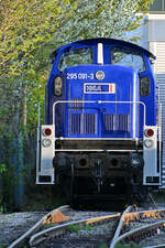 Die Diesellokomotive 295 091-3 war auf dem Gelände der Westfälische Lokomotiv Fabrik Karl Reuschling abgestellt. (Hattingen, April 2022)