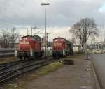 296 063-1 & 296 034-2 warten in Mannheim-Luzenberg auf ihre nchsten Aufgaben.