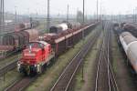 296 054-0 stellt am 24.10.2009 eine Gruppe neu zusammen gestellter Gterwagen im Seelzer Rbf. ab.