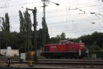 296 042-5 von Railion rangiert in Kln-Gremberg bei Sonne und Wolken.