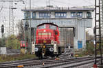 296 051-6 vor dem Stellwerk in Gremberg 16.11.2016
