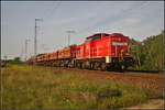 DB Cargo 298 313-8 fuhr mit leeren Falns-Wagen am 30.08.2017 durch die abendliche Wuhlheide in Berlin