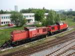 298 309 und 298 080 stehen am 26.05.07 im Vorfeld des Rostocker berseehafens und warten auf neue Einstze.