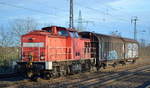 DB Cargo AG mit  298 330-2  [NVR-Nummer: 98 80 3298 330-2 D-DB] und zwei Schiebewandwagen Rückfahrt Richtung Seddin am 18.12.19 Bf. Saarmund. 