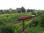 Eine 155 und eine 298 mit mehreren Gterwagen aus Grokorbetha kommend am 25.07.2007