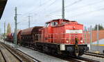 DB Cargo AG (D) mit  298 336-9  [NVR-Nummer: 98 80 3298 336-9 D-DB] und Schotterwagen am 08.11.21 Berlin Karow. 