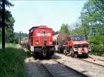 Die Senftenberger 298 320 hat ber die Mglitztalbahn einen Zug Kesselwagen fr die Fluorchemie GmbH Dohna gebracht whrend der  Unimog auf Schienen  die fr die Abholung fertigen Wagen bereitstellt;