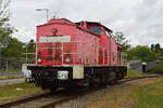 298 317-9 war für die Rangierarbeiten der Ausstellungsfahrzeuge zu Beginn und Ende der Innotrans zuständig und wurde gut sichtbar am Rande des Messegeländes abgestellt.

Berlin 25.09.2024