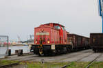 298 334-4 holt einen mit Kohle beladenen Zug aus dem Rostocker Seehafen ab. Das Bild entstand von einem Bahnübergang einer öffentlichen Straße aus bei stehendem Zug. (14.04.2026)