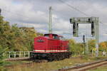 LOK OST 298 135-5 als Tfzf Richtung Abzweig Br�cke, am 19.10.2026 in Magdeburg-Neustadt.
