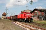 298 306-2 beim rangiert einen Gterzug aus dem Seehafen Wismar. Im Hintergrund das Stellwerk in der Poeler Strasse und der alte Lokschuppen.30.04.2008