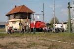 298 306-2 steht schon am Stellwerk W2 in Wismar. Gleich werden sich die Schranken fr die Weiterfahrt schlieen. 30.04.2008 