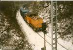298 062 mit einem Containerganzzug am 07.01.1997 auf der 1,8 km langen Steilstrecke zwischen Sassnitz und Sassnitz Hafen.Die Aufnahme entstand von der Straenbrcke zwischen den beiden Bahnhfen.Heute