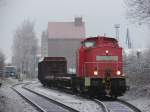 298 325 rangiert bei winterlichen Bedingungen im Stralsunder Hafen. (27.01.09)