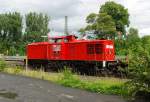 Lok 105 der MEG steht abfahrbereit mit Langschienenwagen im Bahnhof Eschwege West.