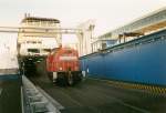 298 307 rangierte im Mrz 1998 auf dem Fhrschiff  TRELLEBORG  in Mukran.