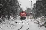 298 334-4 kommt am 07.01.2010 mit offenen Gterwagen, die mit Schredderschrott beladen sind, auf der Eberswalder Industriebahn bei Km 1,1 in Richtung Bahnhof herangerollt.