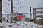 298 325 bringt gerade den E-Wagenzug aus dem Stadthafen Stralsund zum Bf Stralsund Rgendammbahnhof hoch, sie scheint das Winterchaos nicht zu stren am 09.01.2010