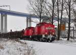 298er-Doppel mit einer berfhrung aus dem Stralsunder Stadthafen am 20.01.2010, 298 306 hat die Fhrung, 298 325 dahinter