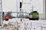 298 325 guckt sich das Treiben im Bf Stralsund-Rgendamm an, whrend DP 61 in Parkposition auf die V60 der PBSV wartet am 22.02.2010