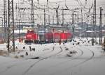 298 325 rangiert leere Holzwagen im winterlichen Bf Stralsund am 01.02.2010