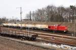 298 317 kommt am 29.03.2010 mit einigen Knickkesselwagen von Schwedt und schiebt sie in Eberswalde auf ein Nebengleis