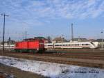Whrend 298 151 auf neuen Einstz wartet fhrt im Hintergrund ICE 1546 nach Frankfurt(Main) -  Coswig(Dresden), 01.02.2006  