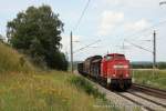 298 316-1 (Railion DB Logistics) fhrt am 27. Juli 2011 um 13:00 Uhr mit einem Gterzug durch Nudow