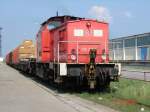 Br 298 331-0 bringt ein paar Wagen beladen mit Holz in den Seehafen Rostock.