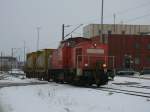 Am 14.Februar 2012 ist 298 325 mit einem Tankcontainerwagen in Mukran unterwegs.