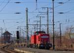 Am Ende des Bahnsteigs in Neubrandenburg steht die abgestellte Lok 298 306-2, in Sichtweite des ehm.