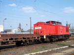 298 051 fhrt mit einem kurzen Nahgterzug in Coswig in Richtung Dresden. Im Hintergrund alte und neue Bahnsteigschilder - 22.04.03
