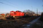 Hier 298 336-9 mit einem Schiebewandwagenzug, am 6.2.2014 beim Passieren der Helbigstraße in Schwedt(Oder).